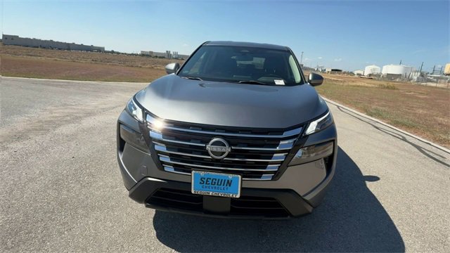Used 2024 Nissan Rogue SV image 3