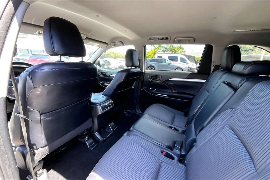 Used 2016 Toyota Highlander Plus w/ Preferred Accessory Package FWD image 16