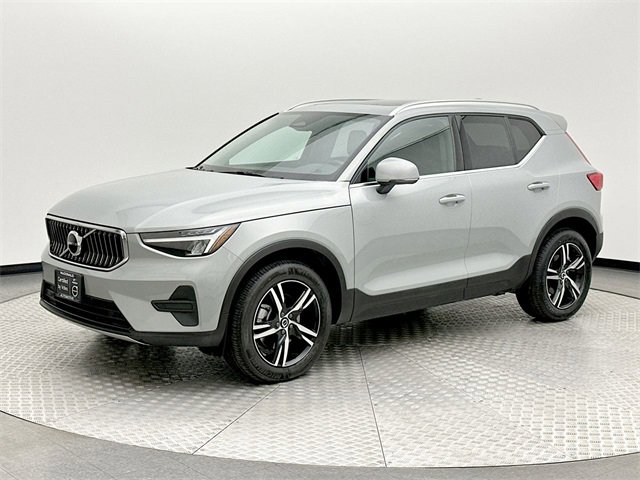 Certified 2025 Volvo XC40 B5 Core image 1