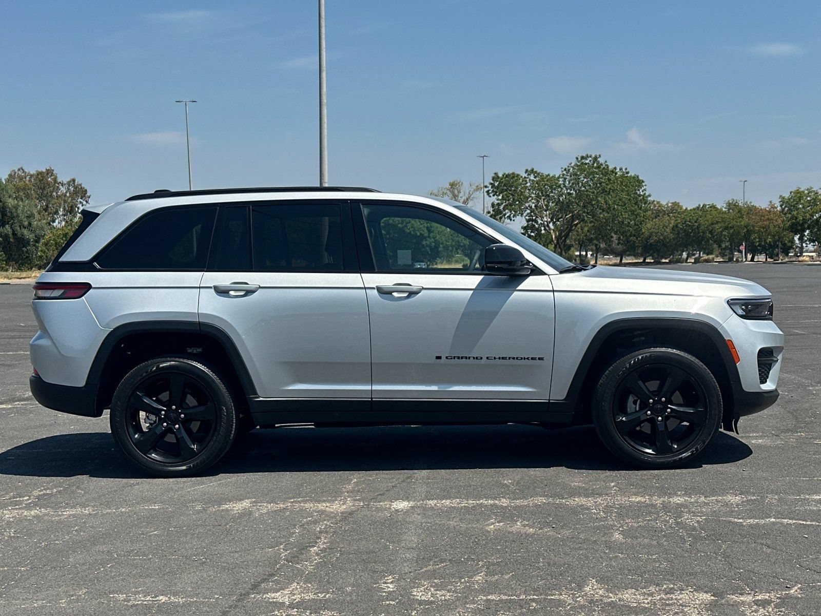 Used 2023 Jeep Grand Cherokee Altitude RWD image 3