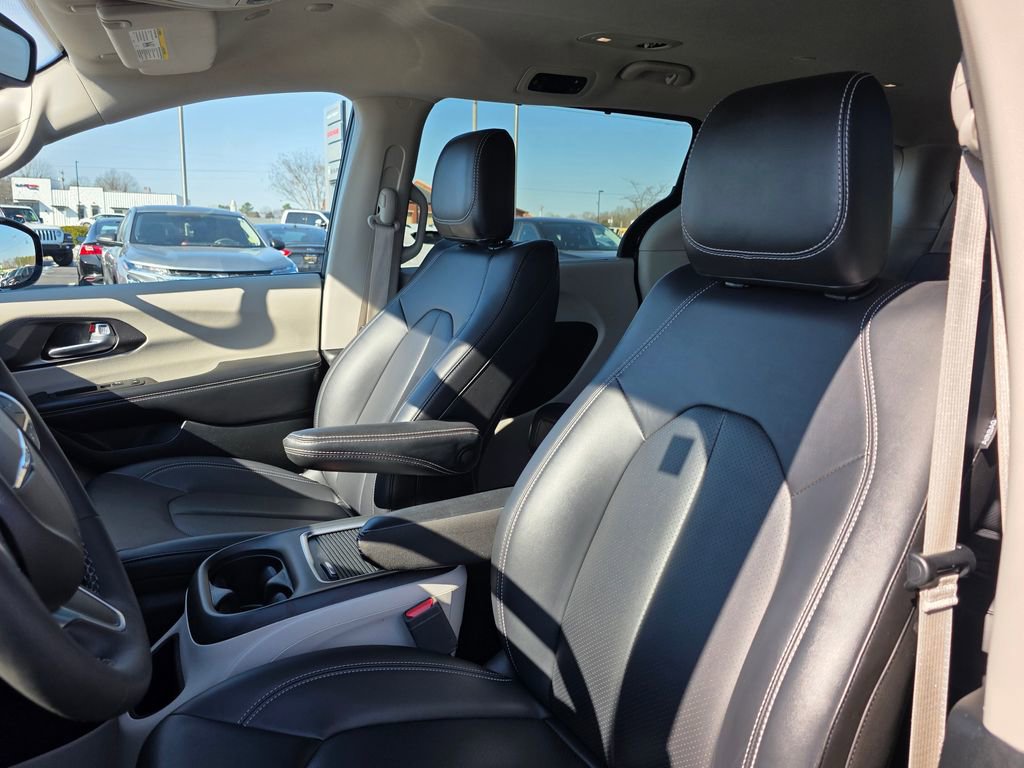 Used 2024 Chrysler Pacifica Touring-L image 10