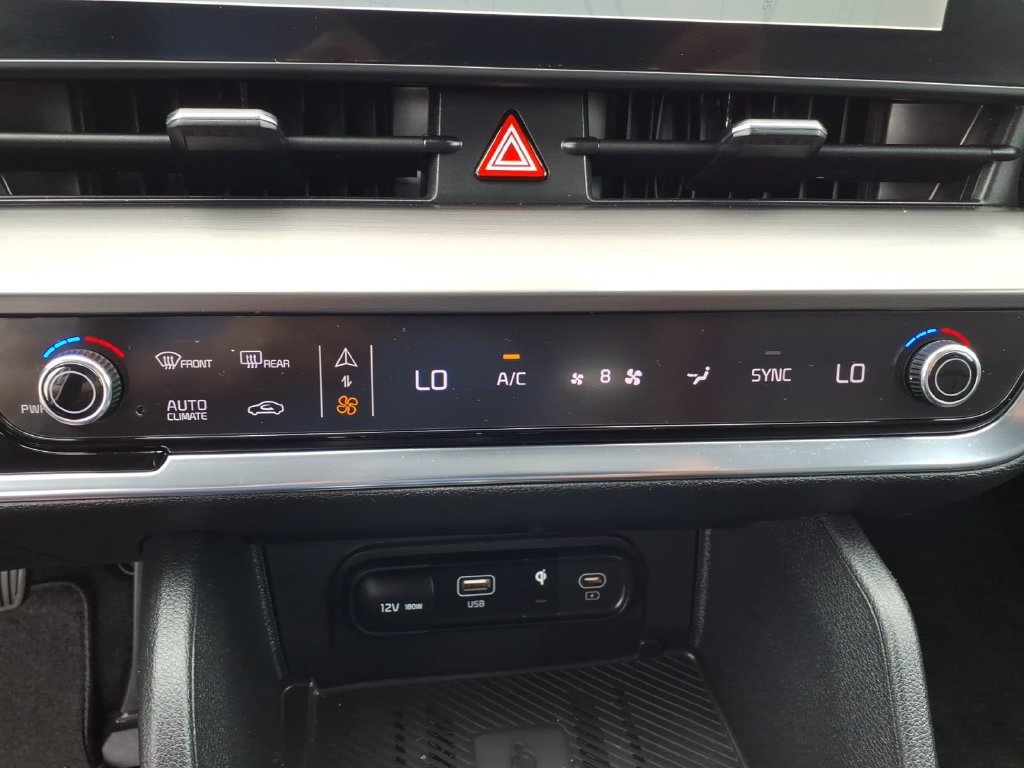 Used 2024 Kia Sportage EX AWD/4WD image 8