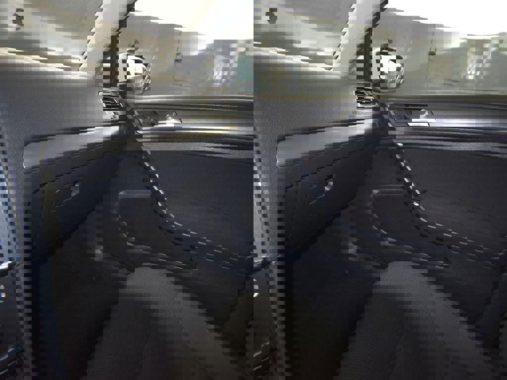 Used 2019 Volkswagen e-Golf SE image 24