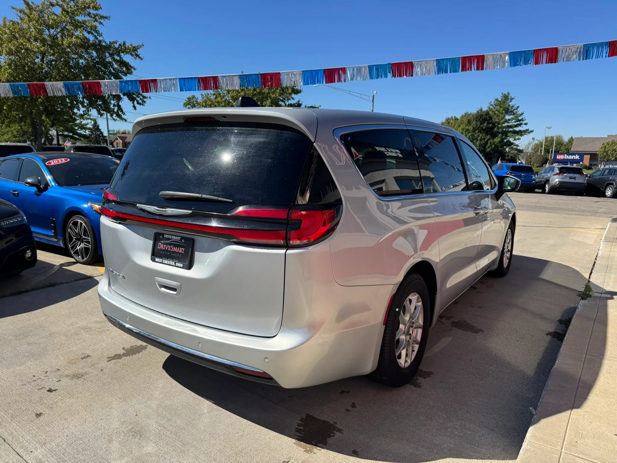 Used 2023 Chrysler Pacifica Touring-L FWD image 4