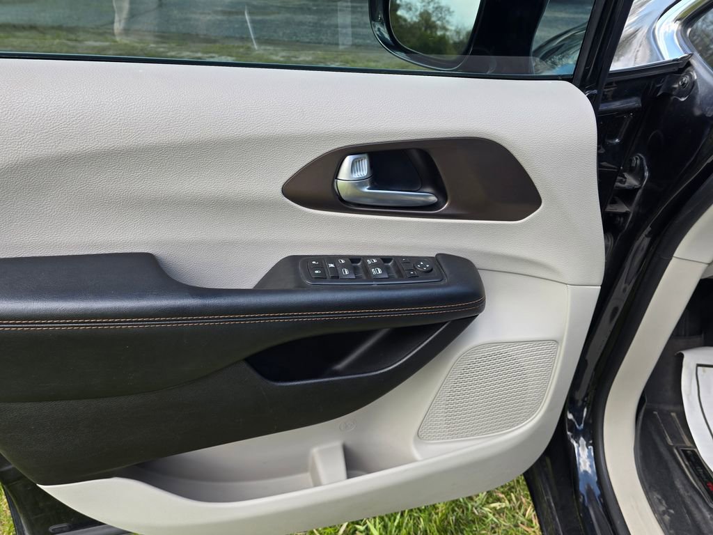 Used 2017 Chrysler Pacifica Touring-L FWD image 12