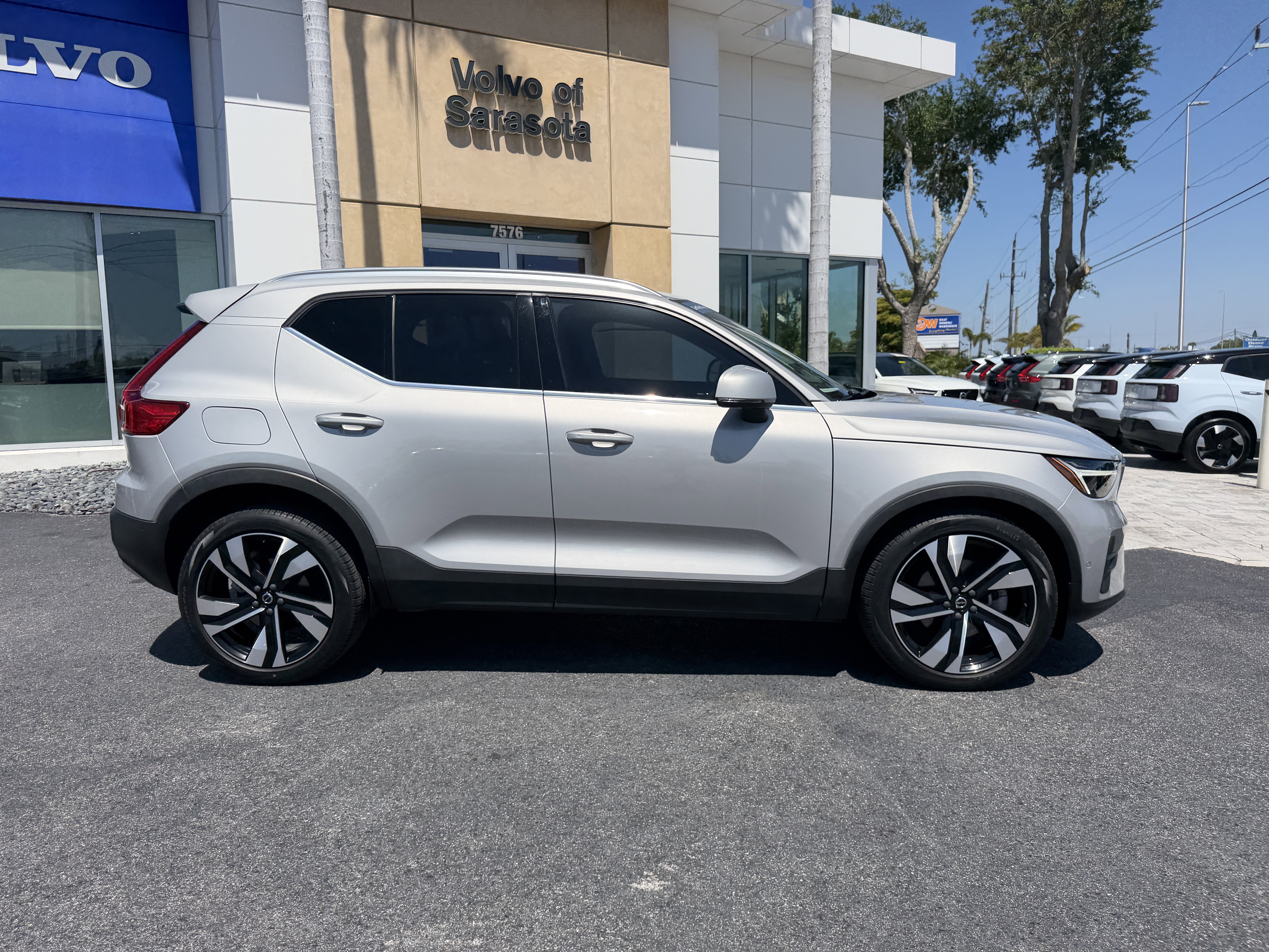 Certified 2023 Volvo XC40 B5 Plus w/ Driver Assist Package AWD/4WD image 2