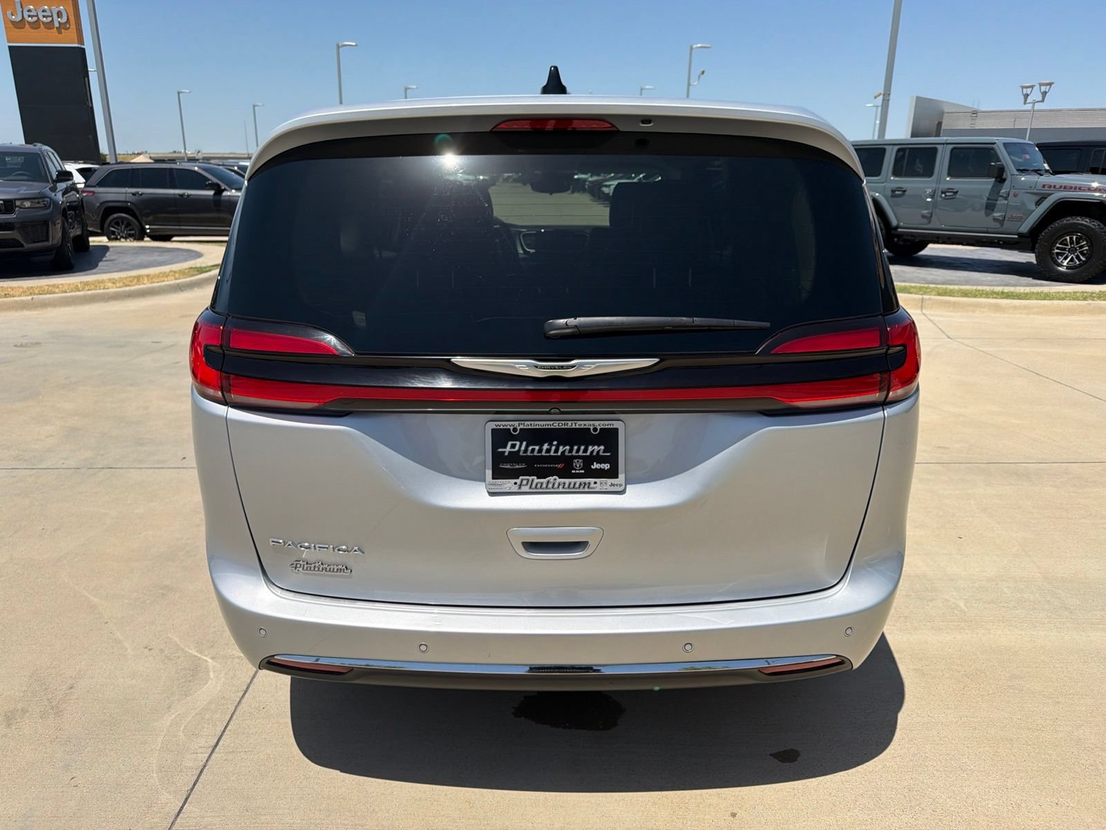 Used 2023 Chrysler Pacifica Touring-L FWD image 4