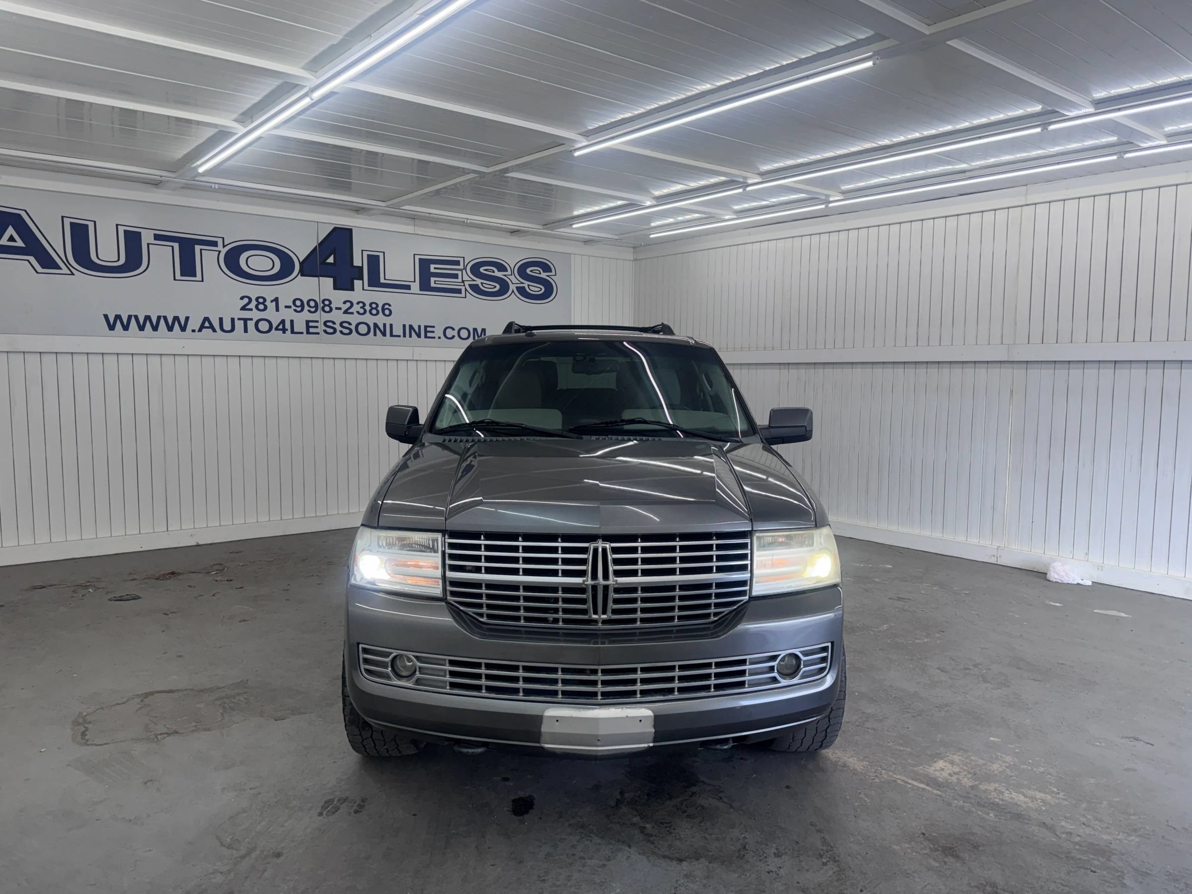 Used 2014 Lincoln Navigator 4WD image 2