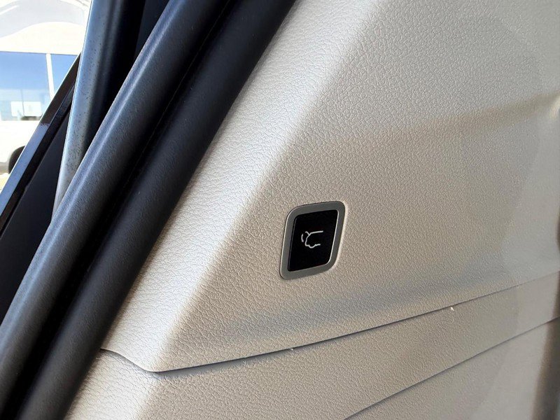 Used 2022 Chrysler Voyager LX FWD image 5