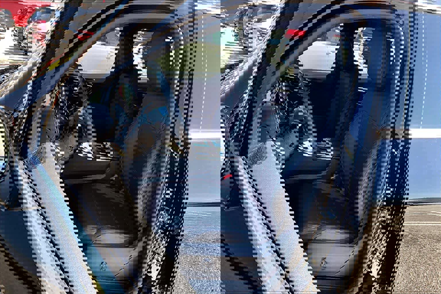 Used 2025 Mercedes-Benz GLC 300 image 8