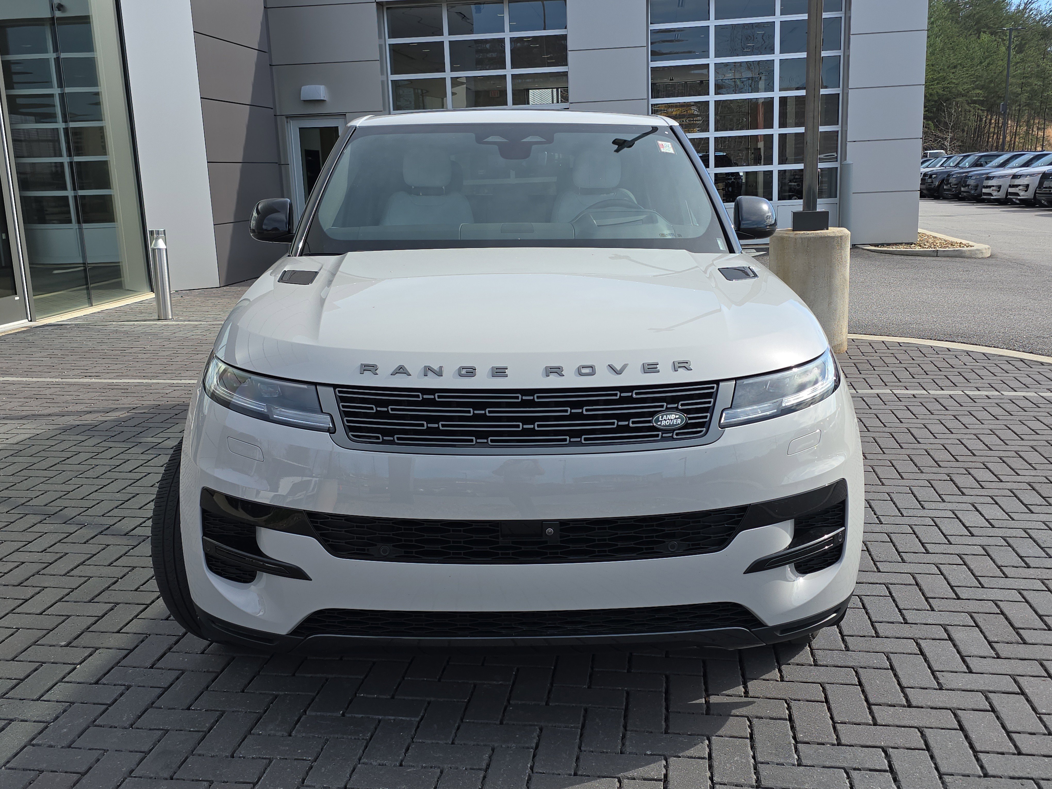 Used 2025 Land Rover Range Rover Sport SE AWD/4WD image 2