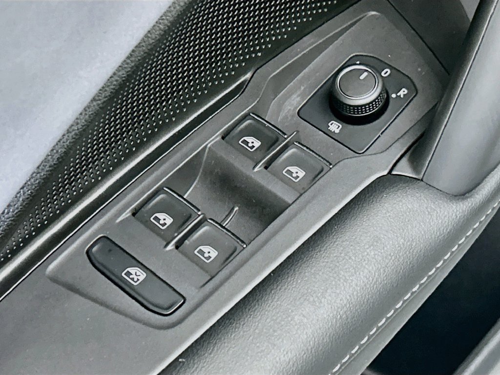 Used 2025 Volkswagen Tiguan SE FWD image 21