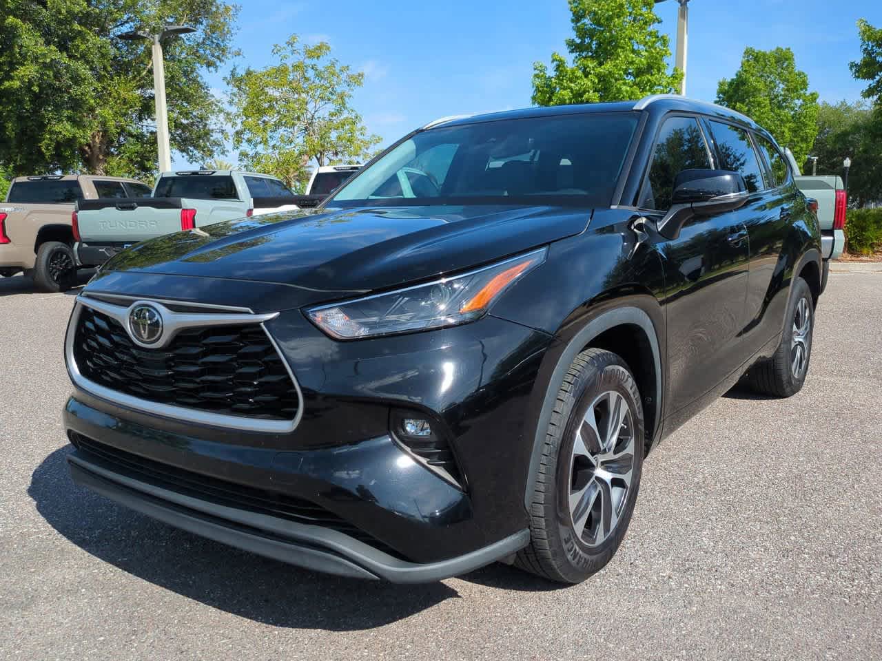 Used 2022 Toyota Highlander XLE FWD image 2