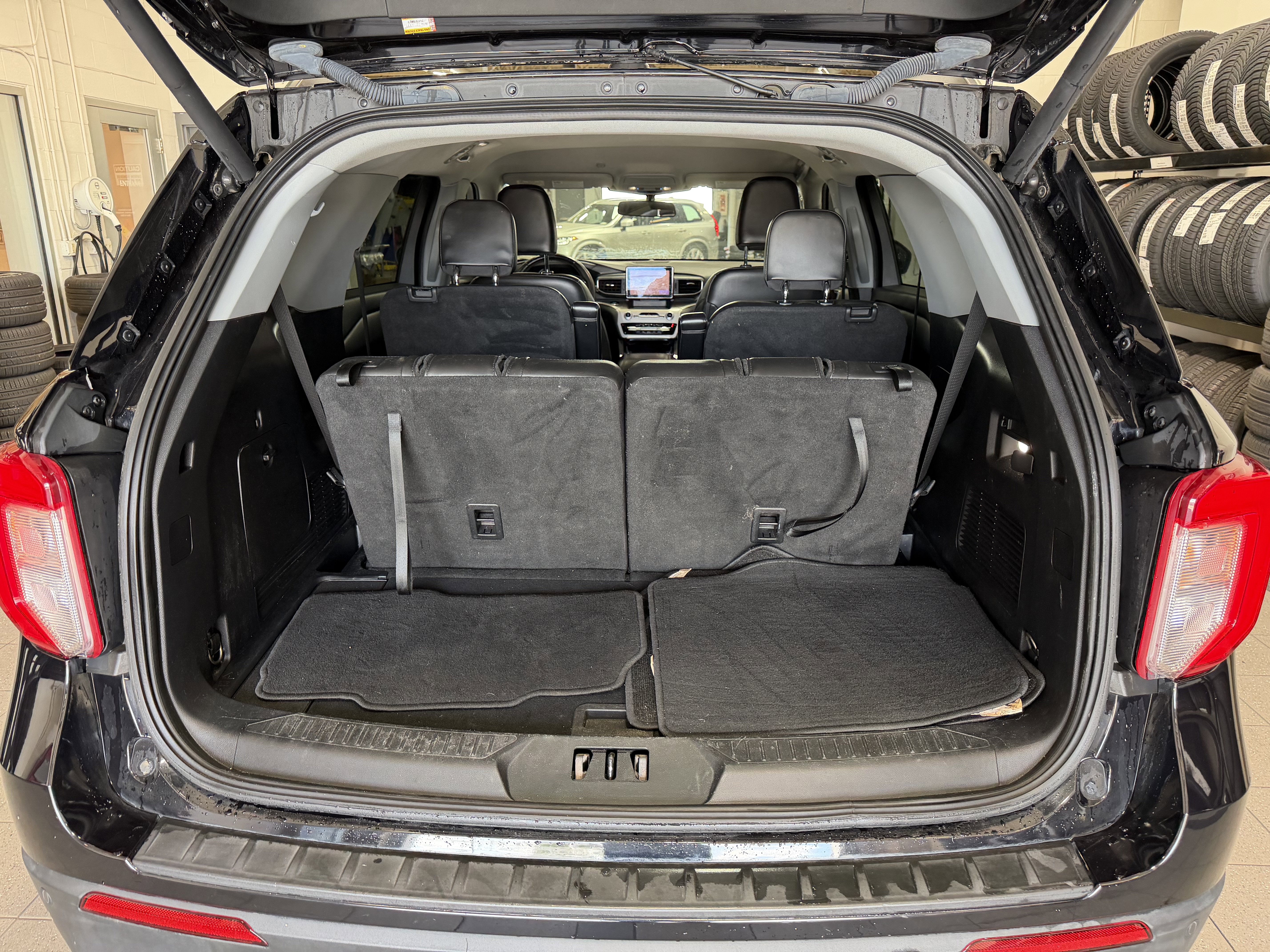 Used 2022 Ford Explorer XLT w/ Equipment Group 202A RWD image 32
