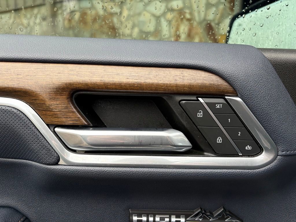 Used 2022 Chevrolet Silverado 1500 High Country w/ Technology Package image 23