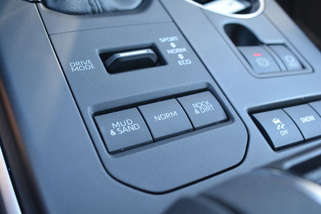 Used 2021 Toyota Highlander LE AWD/4WD image 18