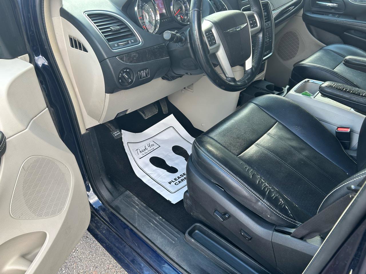 Used 2015 Chrysler Town & Country Touring-L w/ Driver Convenience Group image 10