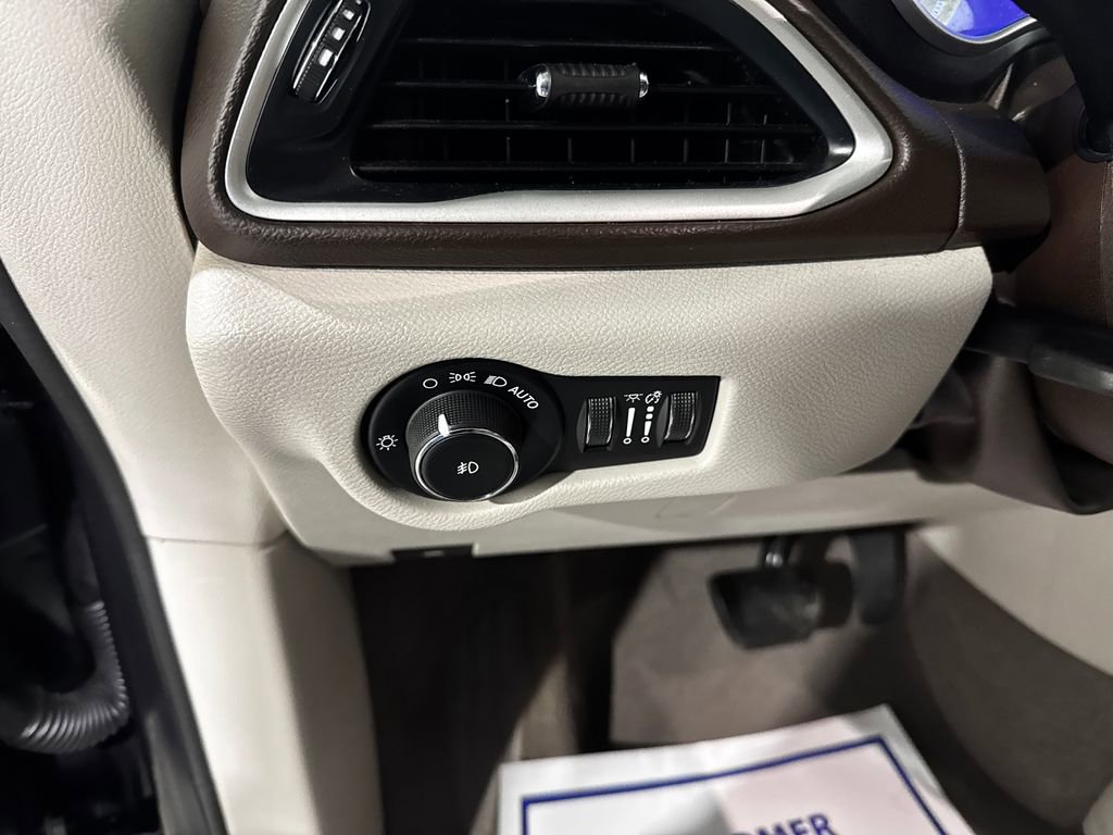 Used 2020 Chrysler Pacifica Touring w/ Advanced Safetytec Group FWD image 38