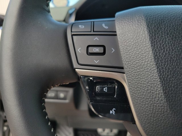 Used 2025 Toyota Camry SE image 17