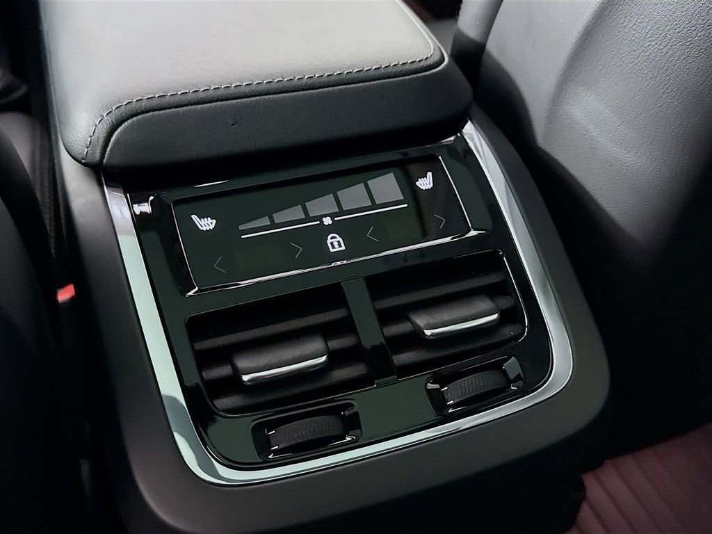 Used 2023 Volvo XC60 B5 Ultimate w/ Climate Package image 27