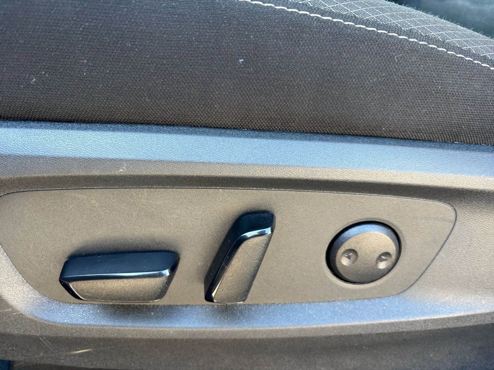 Used 2025 Nissan Pathfinder SV image 24