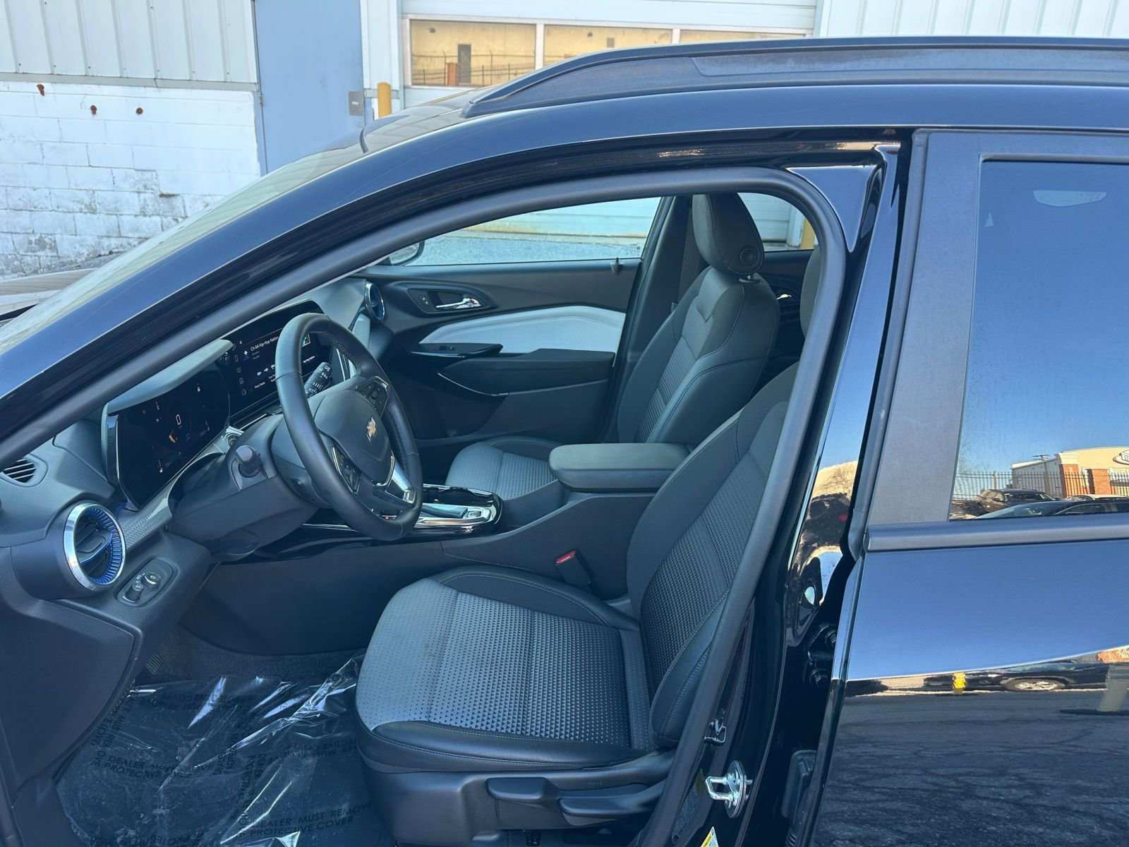 Used 2025 Chevrolet Trax LT w/ LT Convenience Package image 24