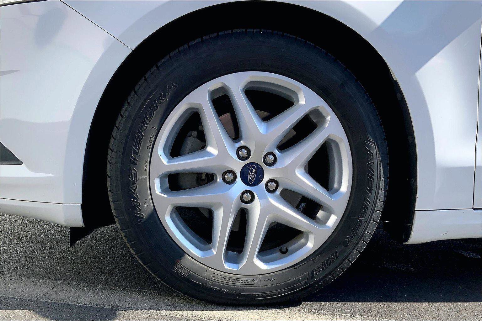 Used 2015 Ford Fusion SE w/ Equipment Group 202A image 9