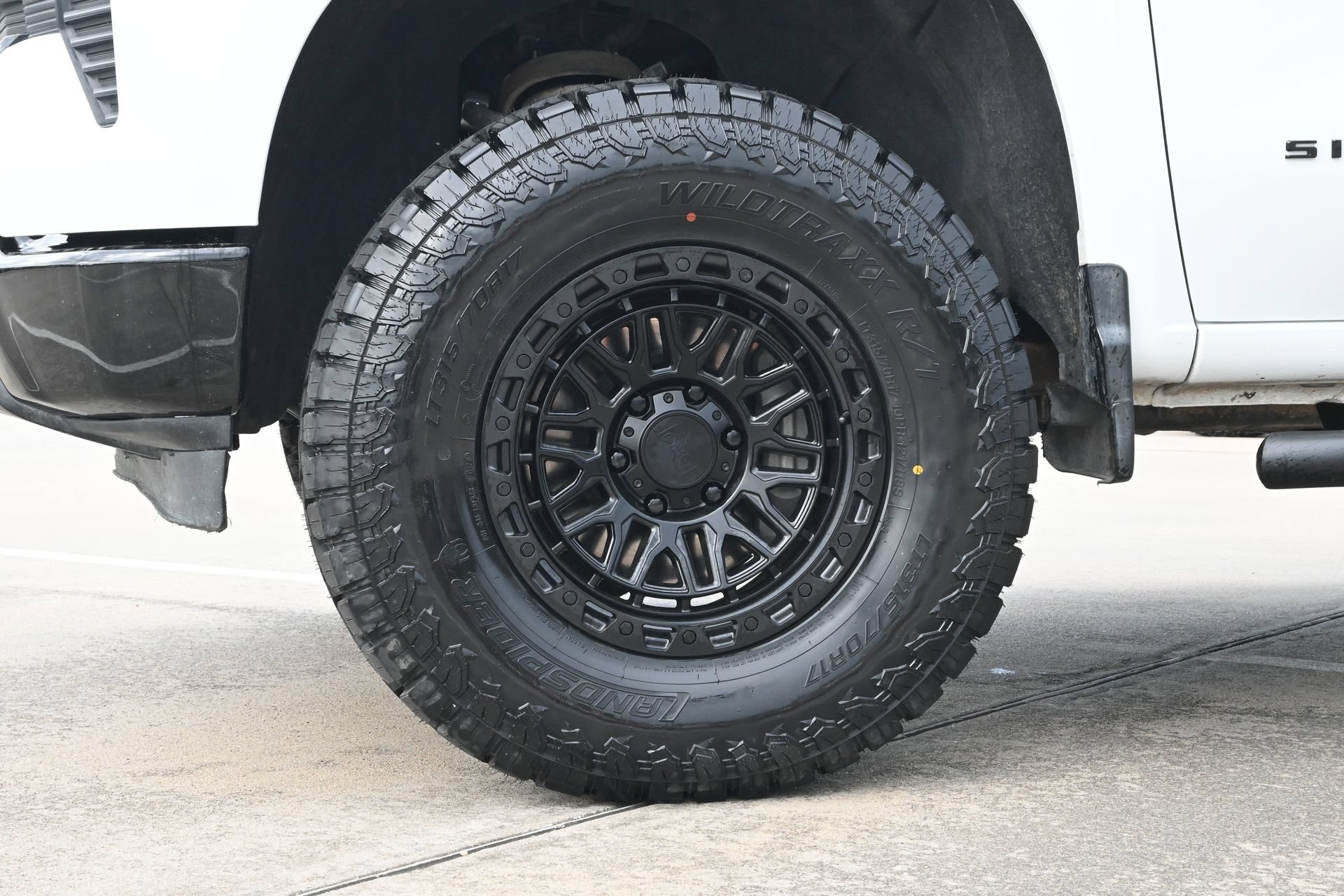 Used 2025 Chevrolet Silverado 1500 LT AWD/4WD image 30