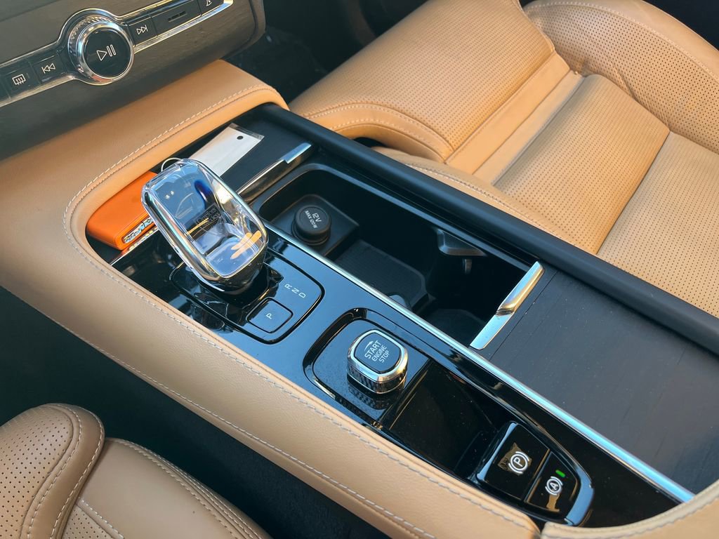 Used 2025 Volvo XC90 T8 Ultra w/ Protection Package Premier image 27