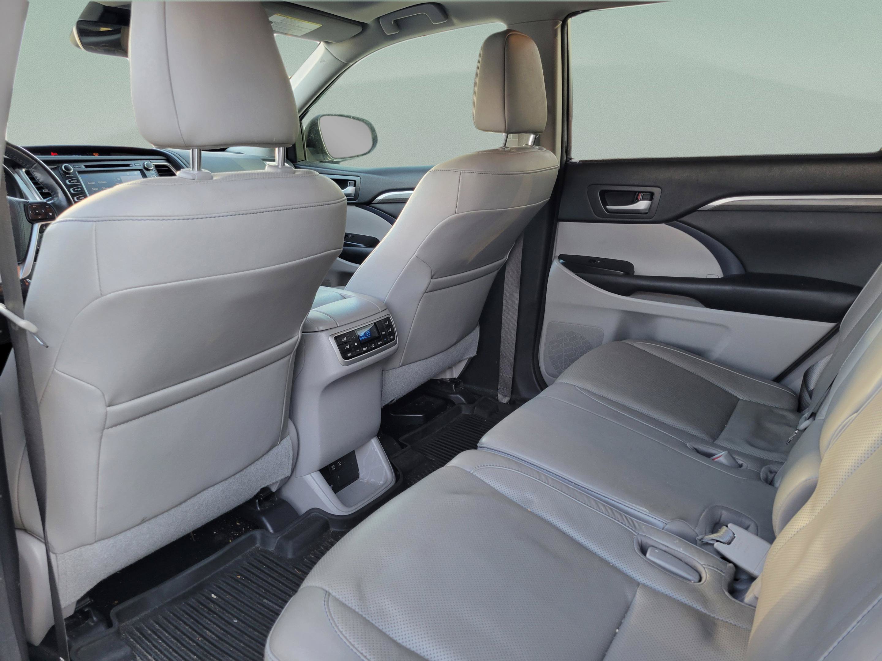 Used 2018 Toyota Highlander Limited Platinum FWD image 5