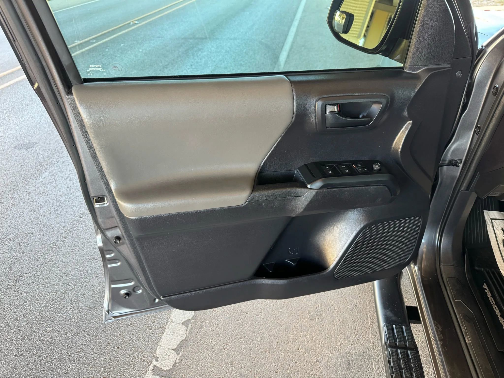 Used 2020 Toyota Tacoma SR image 9