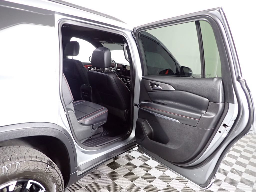 Used 2025 Chevrolet Traverse Z71 AWD/4WD image 29