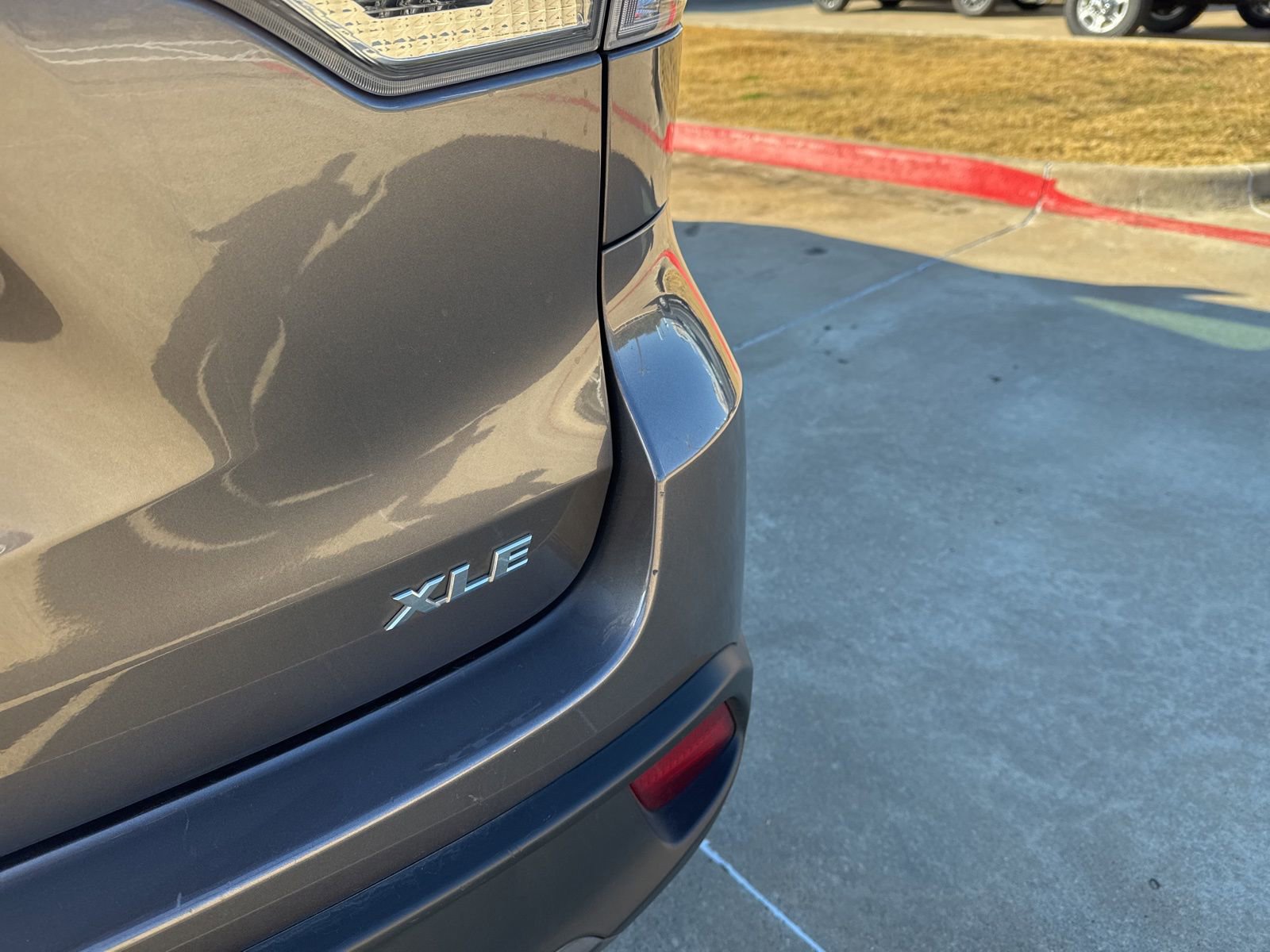 Used 2017 Toyota Highlander XLE image 11