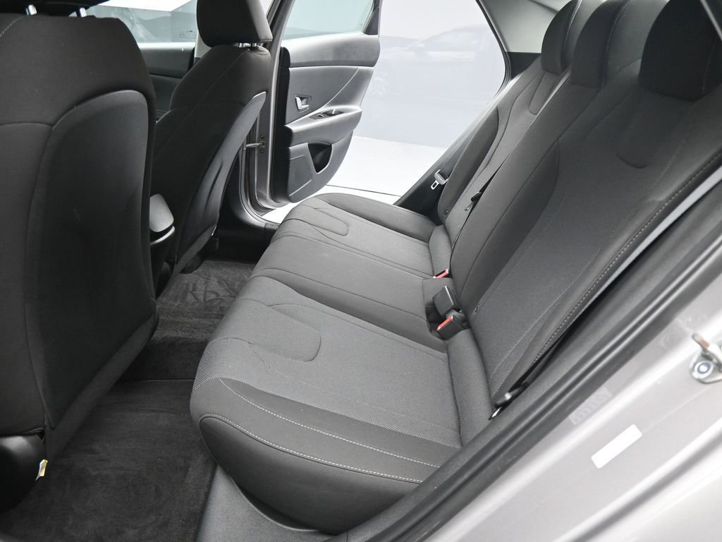 Used 2023 Hyundai Elantra SE w/ Preferred Accessory Package image 19