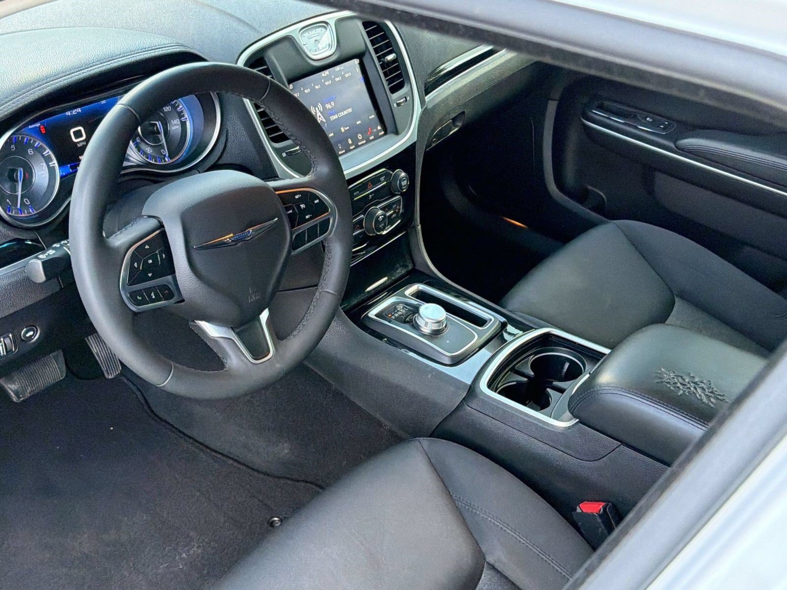 Used 2023 Chrysler 300 Touring w/ Sport Appearance Package RWD image 4