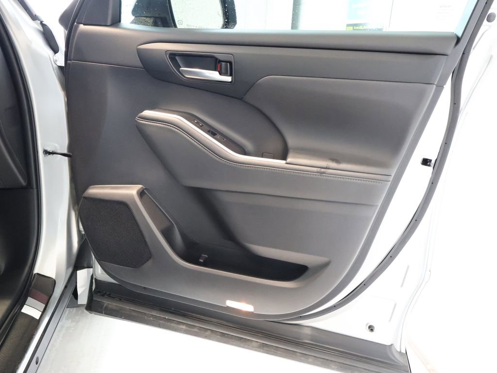 Used 2024 Toyota Highlander XLE AWD/4WD image 35
