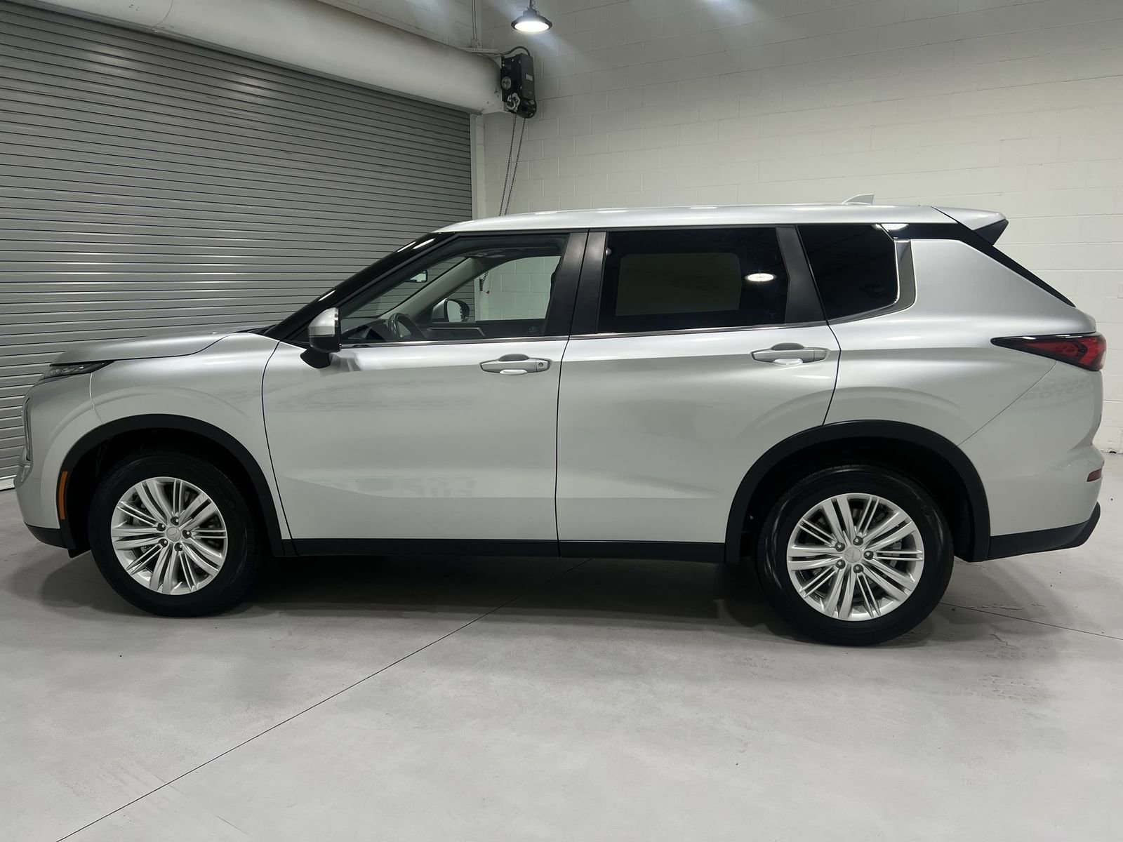 Used 2024 Mitsubishi Outlander ES AWD/4WD image 5