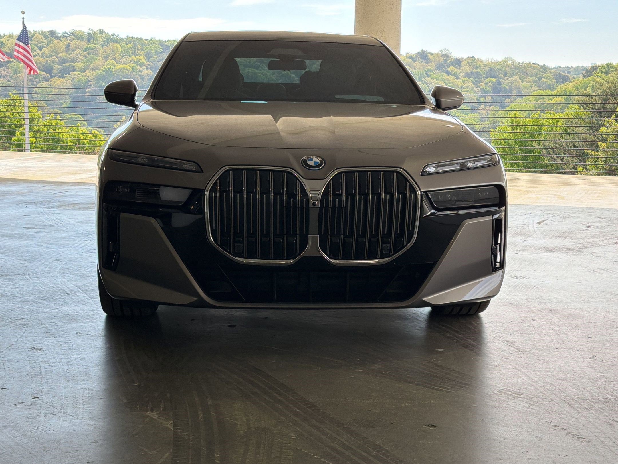 Used 2025 BMW 750e xDrive w/ Executive Package image 5