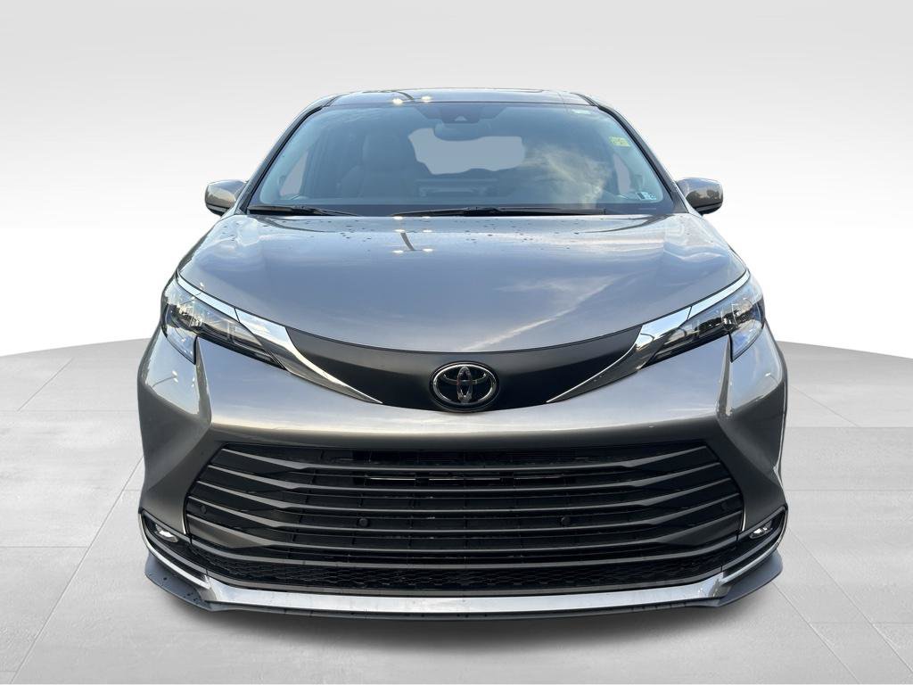 New 2026 Toyota Sienna XLE AWD/4WD image 8