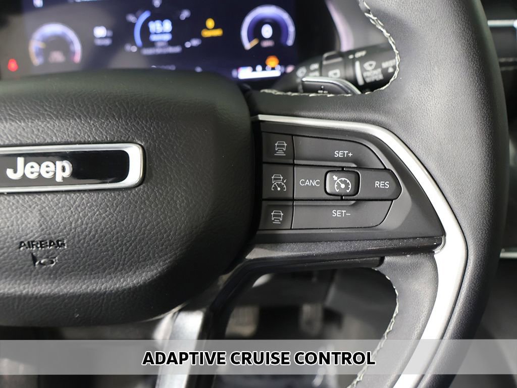 Used 2023 Jeep Grand Cherokee Laredo image 3