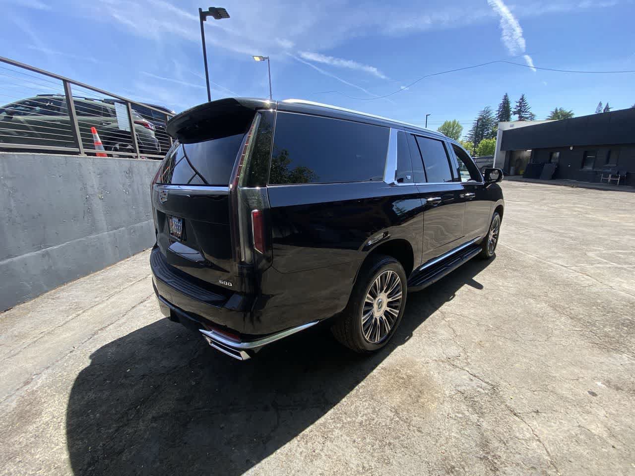 Used 2021 Cadillac Escalade ESV Premium Luxury w/ LPO, Illumination Package AWD/4WD image 6