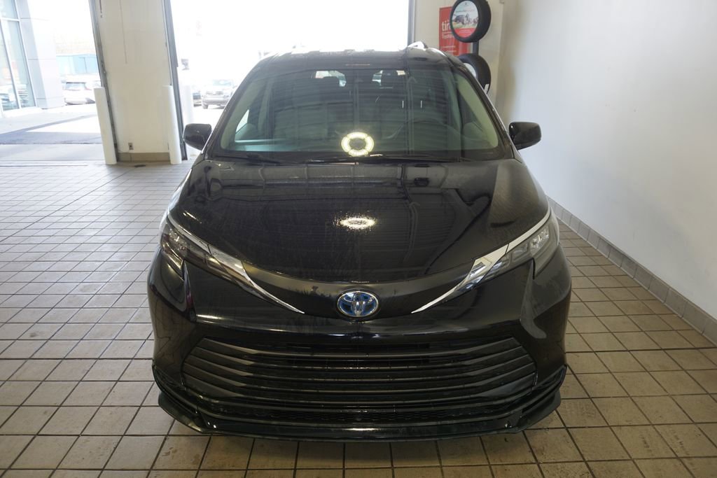 Used 2024 Toyota Sienna LE image 12