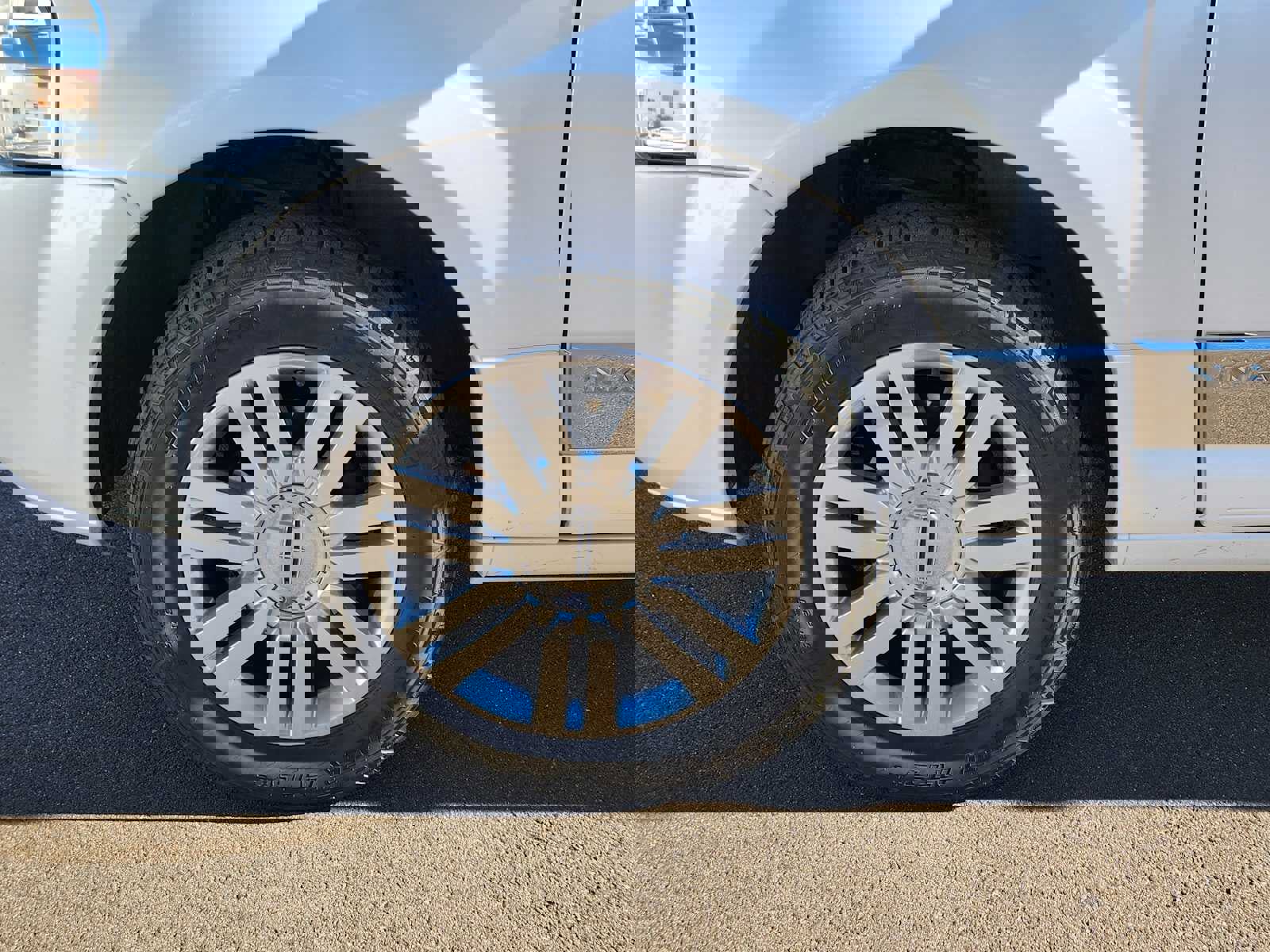 Used 2012 Lincoln Navigator 4WD image 17