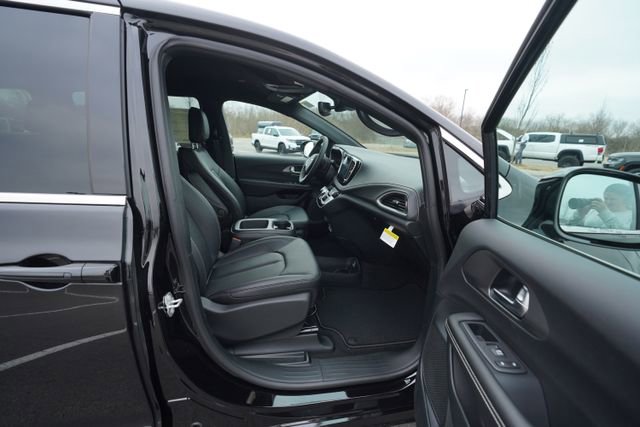 New 2026 Chrysler Pacifica Select FWD image 16