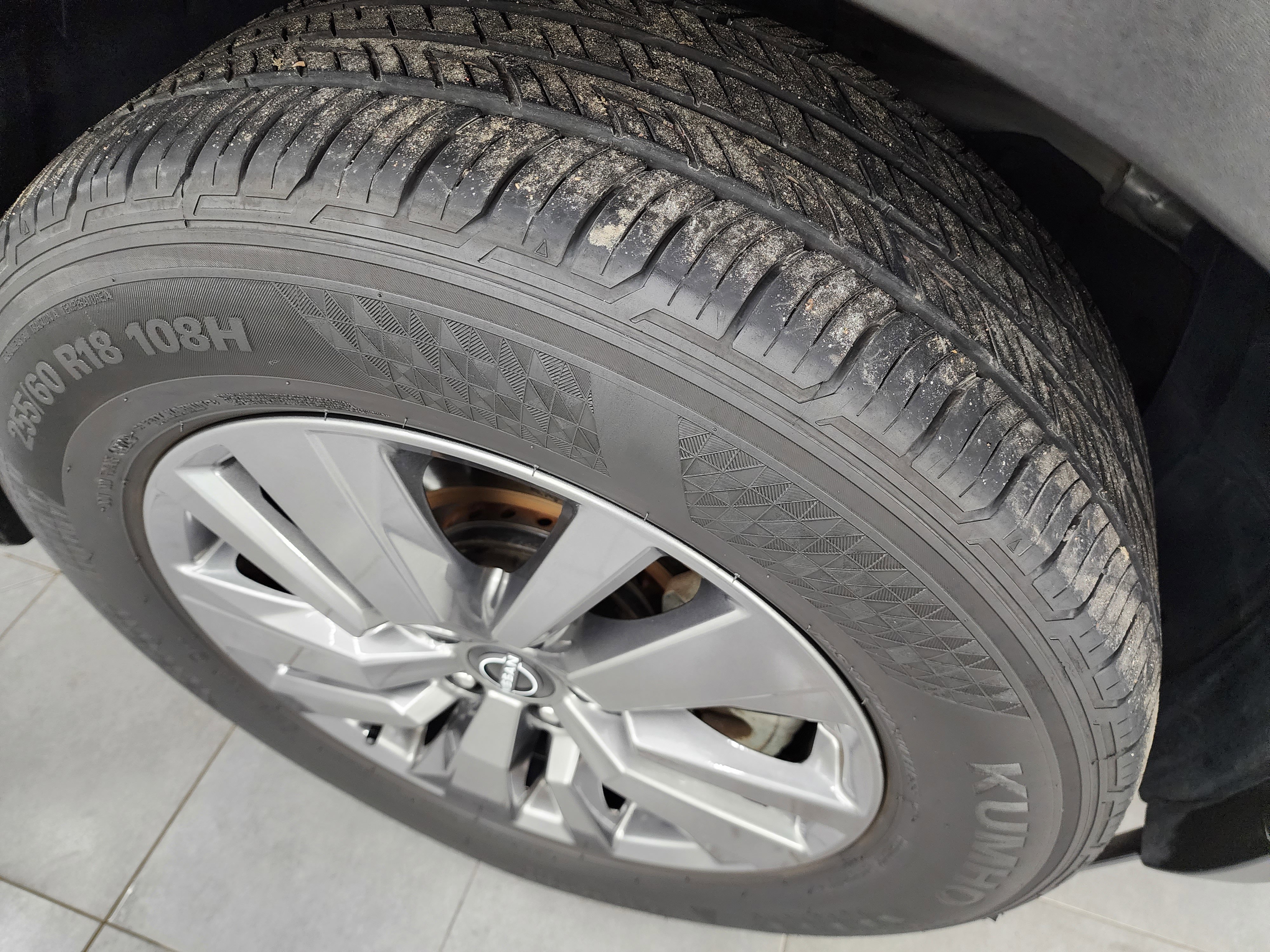 Used 2025 Nissan Pathfinder SV image 3