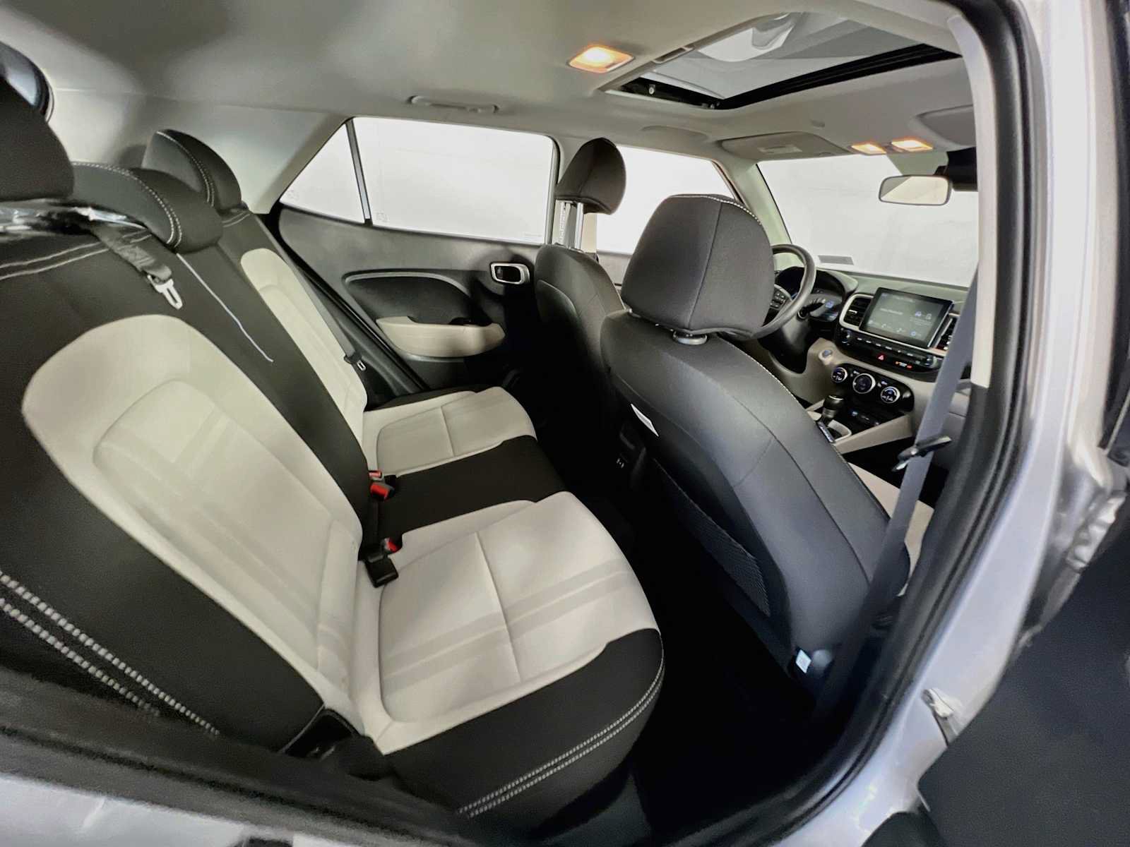Certified 2025 Hyundai Venue FWD image 27