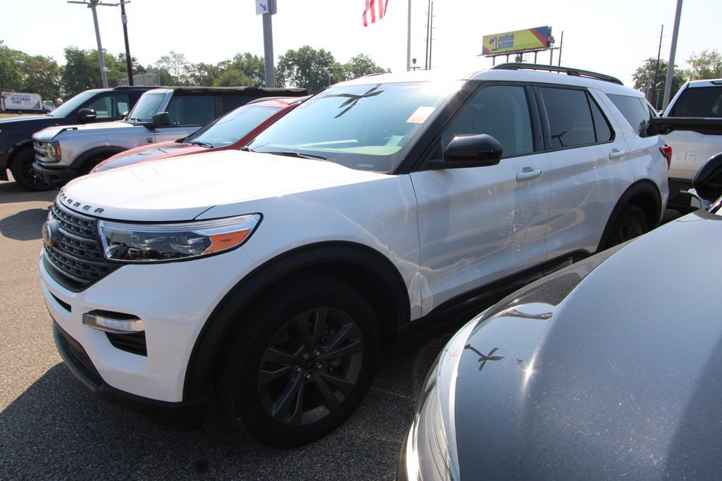 Used 2024 Ford Explorer XLT w/ Equipment Group 202A AWD/4WD image 5