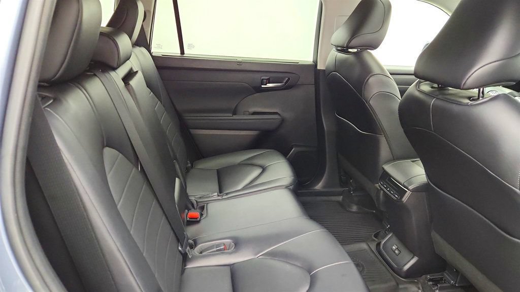 Used 2023 Toyota Highlander XLE AWD/4WD image 24
