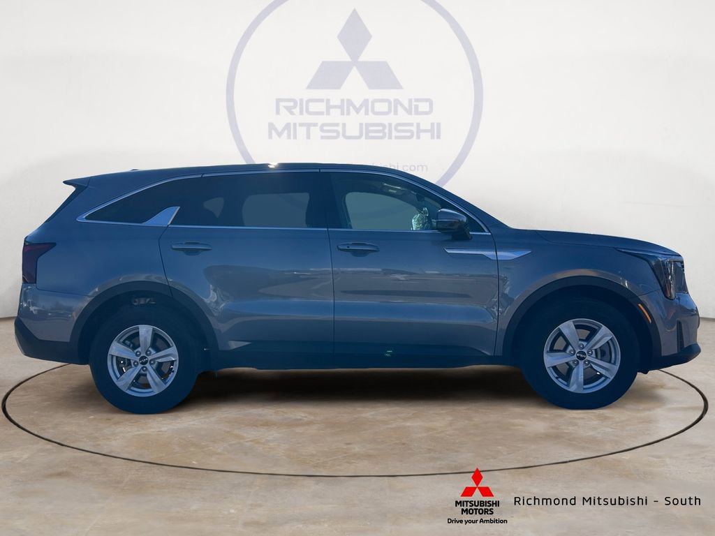 Used 2025 Kia Sorento LX image 2