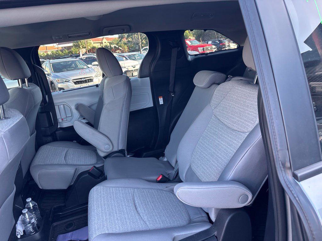 Used 2026 Toyota Sienna LE FWD image 12